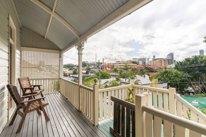 Spacious 4 Bedroom House – Walk to Southbank gallery image 4
