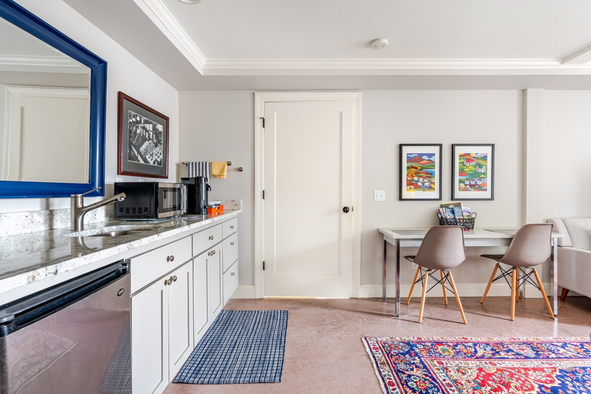 Daylight Laurelhurst Suite