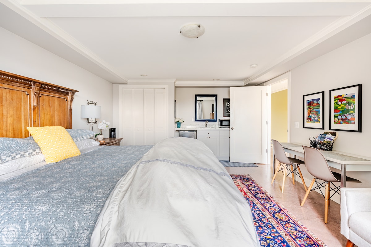 Daylight Laurelhurst Suite