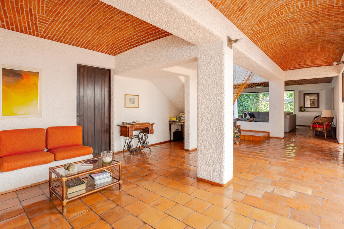 Ulaz u kuću s parkirališta. Čeka se kupaonica za goste.