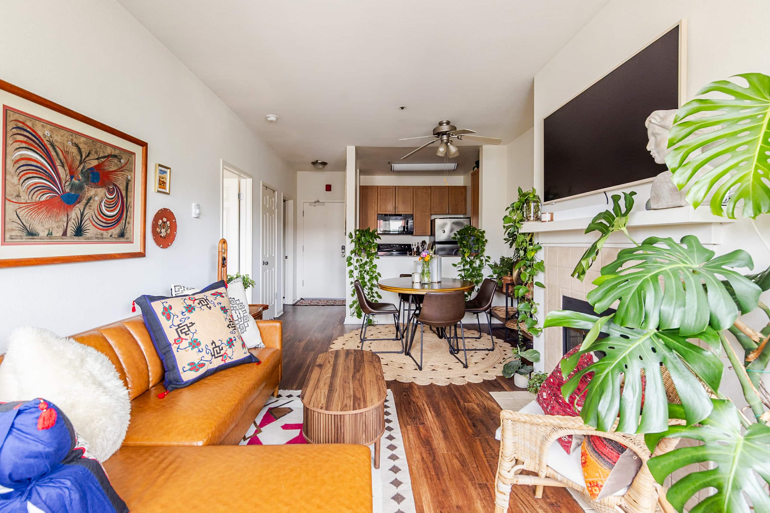 Sunlit Top-Floor 1BR w/ Pool View - Image 2