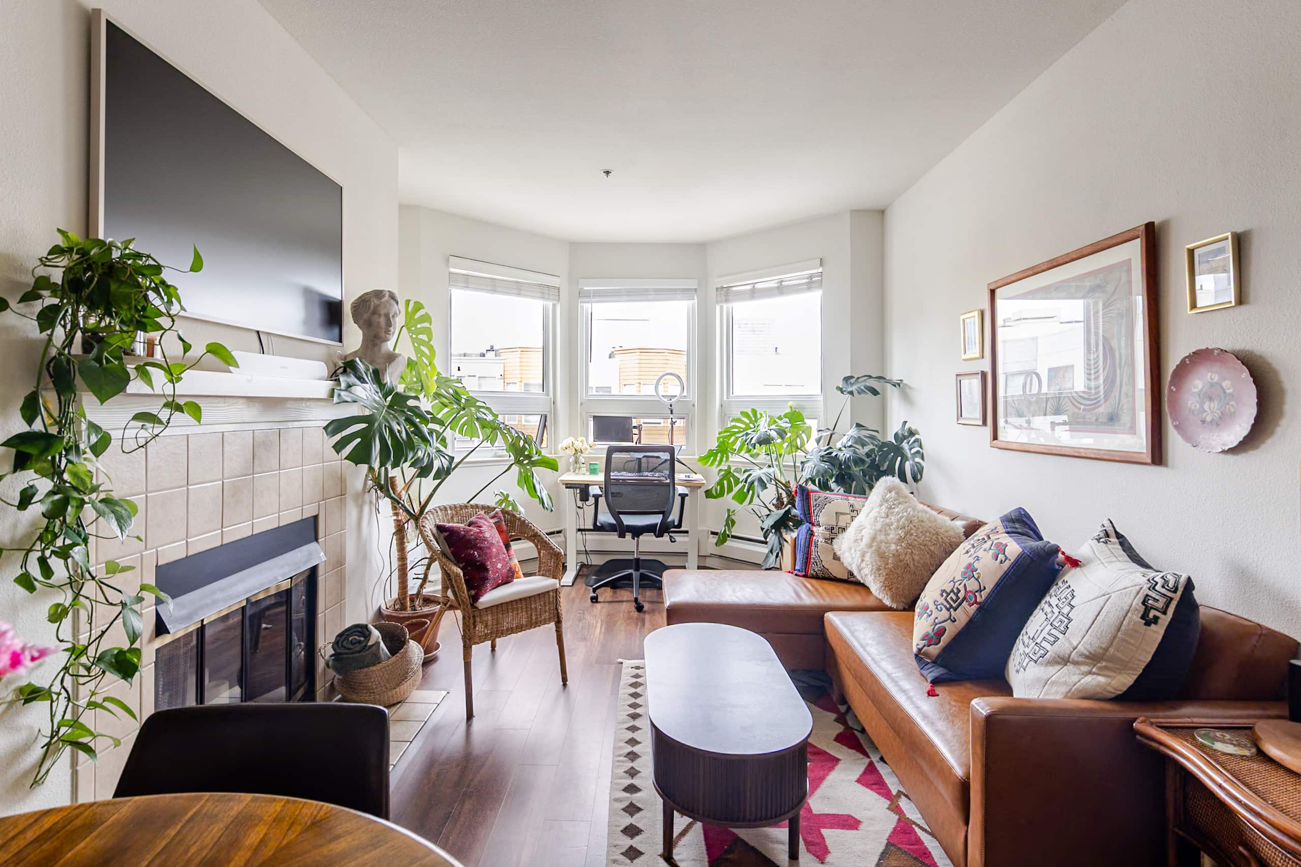 Sunlit Top-Floor 1BR w/ Pool View - Image 1