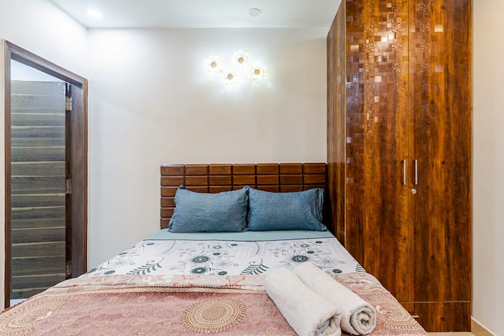 113, Entire Flat I Studio Flat Sant Nagar - New Delhi