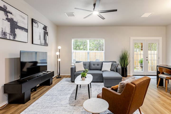 Fast Wifi |Garage| Yard | 3br 5 Beds Sleeps 8+ - Austin, TX
