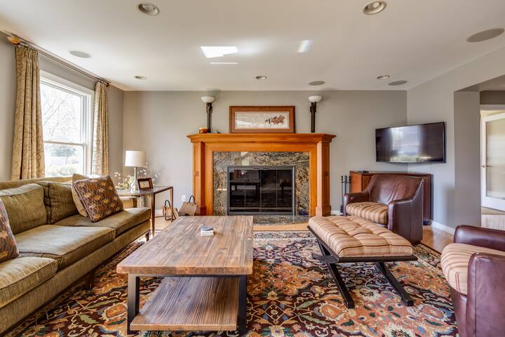 Luxury 5500 Sq ft Executive Home gallery image 2