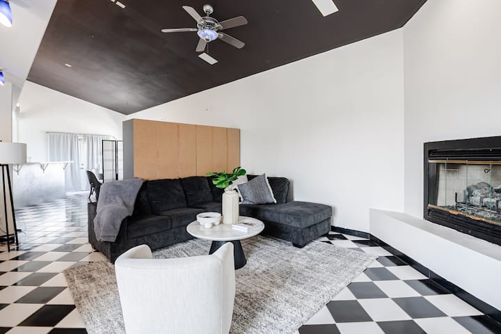 Chic Upstairs Retreat In Huntington Beach - Huntington Beach, CA