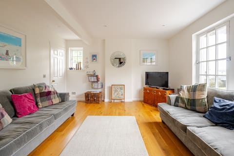 Mill Cottage, waterside, central & fully renovated