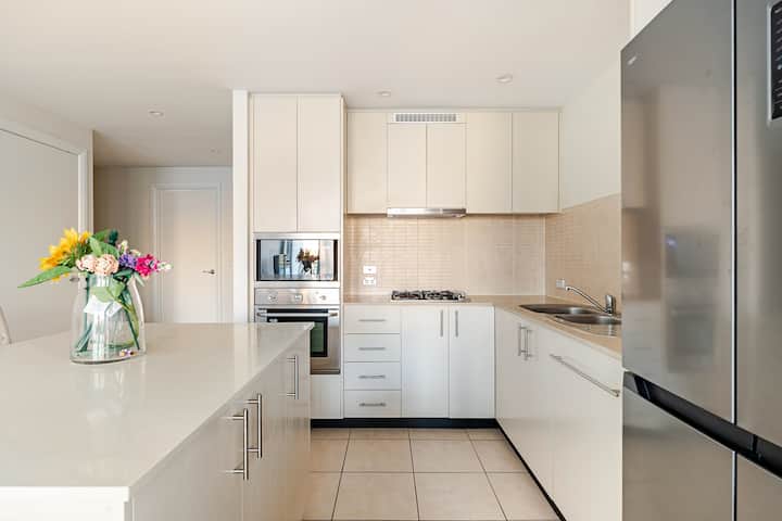 Peaceful Modern 2br Riverside Stay | Free Parking - Ryde