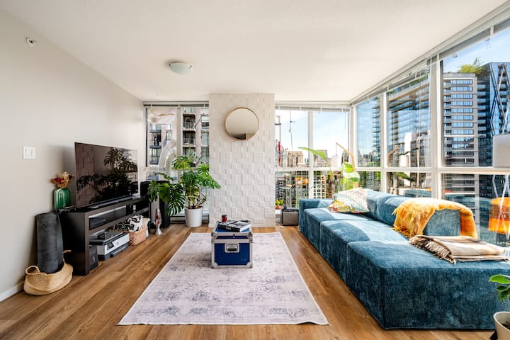 Modern Living In Yaletown With Skyline Views - Vancouver