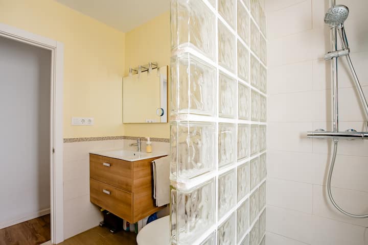 COMFORTABLE ROOM IN TRIANA VT/SE/00918