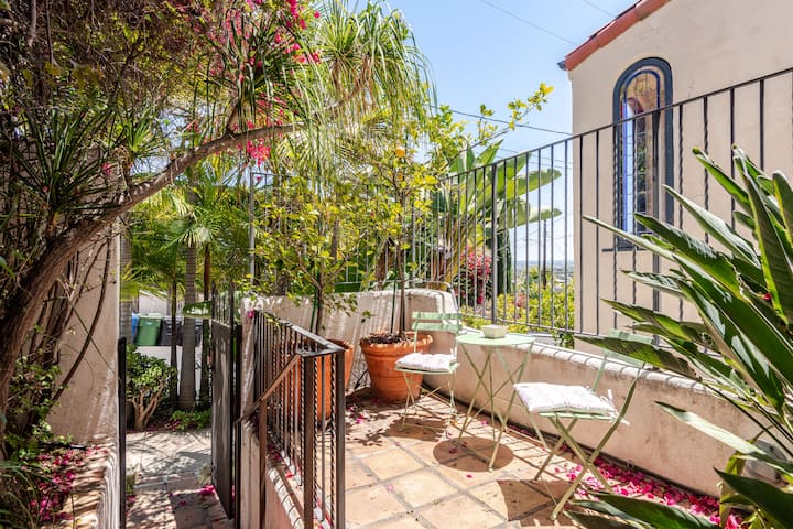 Hollywood Hills Suite Steps From Ch. Marmont! - Los Angeles, CA