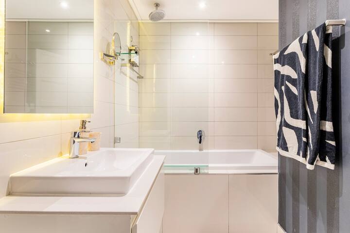 Suite in Hotel in CBD near Waterfront gallery image 4