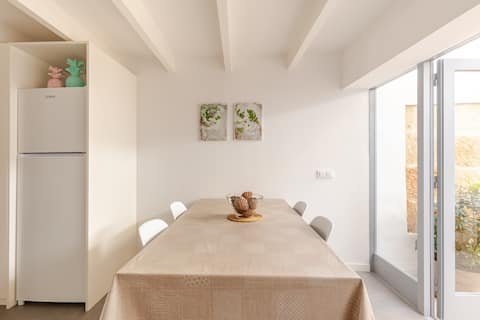 Anuncio de Airbnb popular: Single house in historic center en Ciutadella