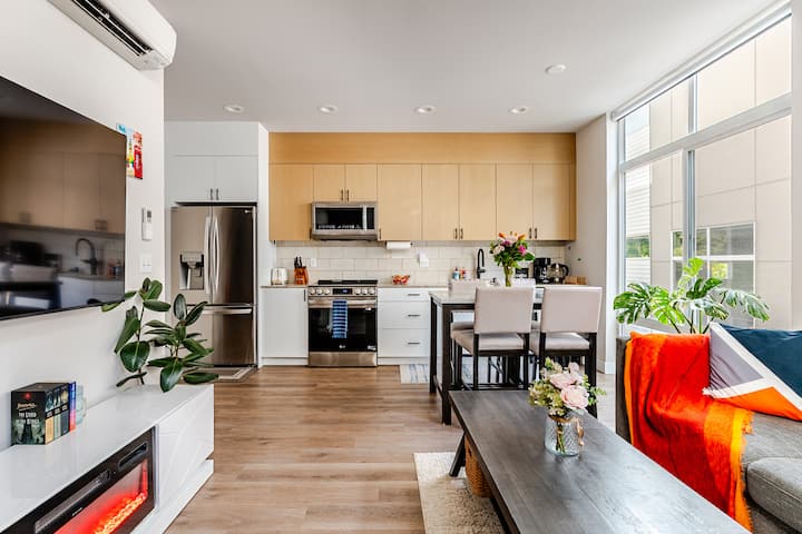 Modern Townhome In Seattle With Rooftop Views - Seattle, WA