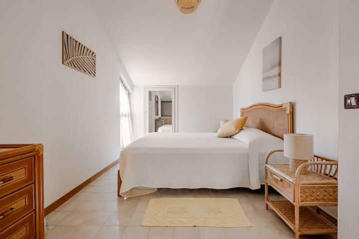 Este quarto tem muitas comodidades: além das mesas de cabeceira, da cômoda e do armário, há um sofá muito confortável que pode se tornar uma cama para crianças.