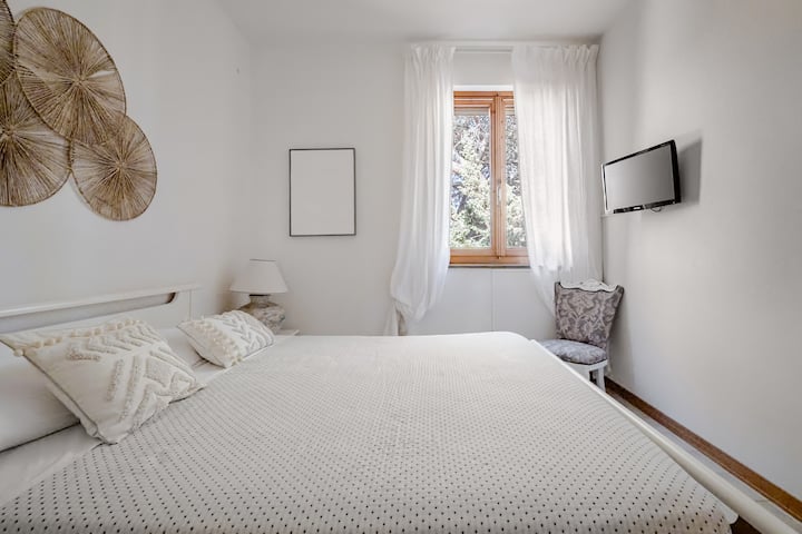 TV no quarto, para quem gosta, também há o TOPPER mediante solicitação. Rede mosquiteira