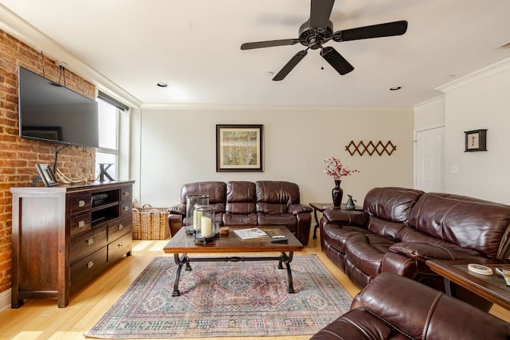 Convenient Downtown 2Bed & 2Bath! gallery image 3