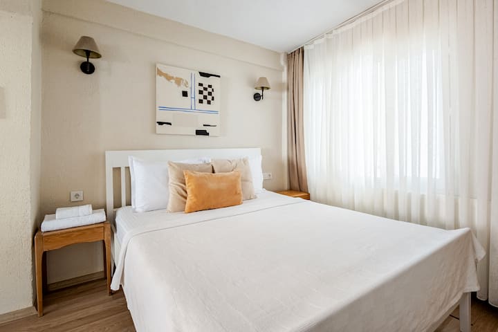 Chambre lumineuse avec un lit double confortable