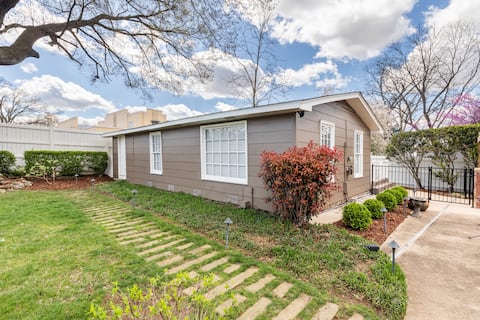 Private Guest House in Central Huntsville
