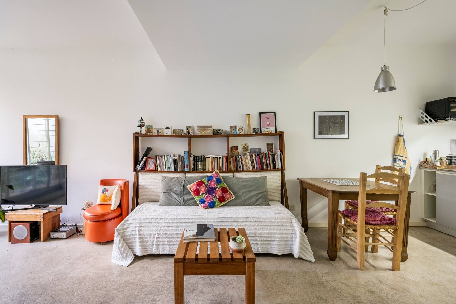 Studio apartment with pool and garden in Palermo