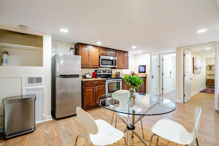 Cozy Private Suite | 1 Bdrm + Parking - Washington, DC