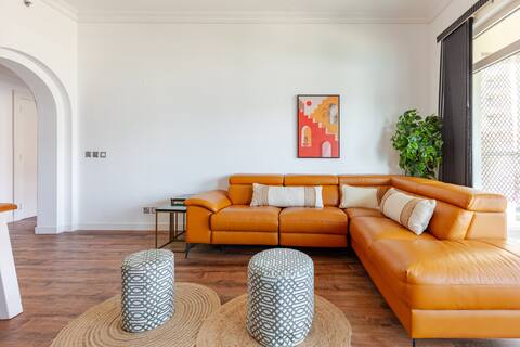 Popular Airbnb listing: Spacious Home: Seaview, Beach Access, Pool & Gym in Palm Jumeirah