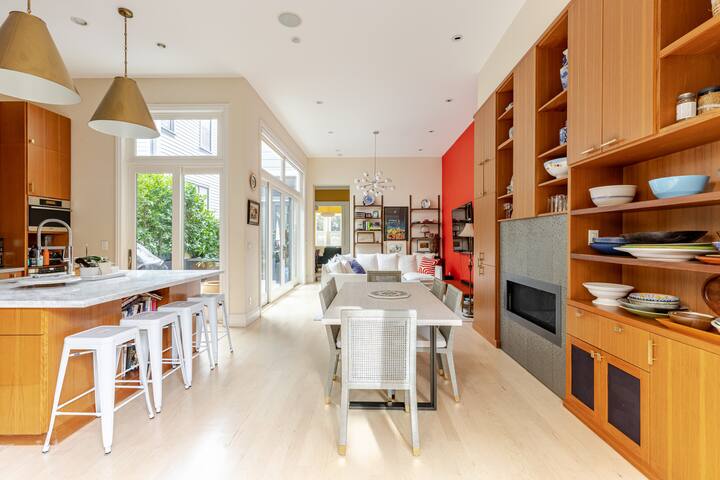 4-Bed Colorful Victorian gallery image 2