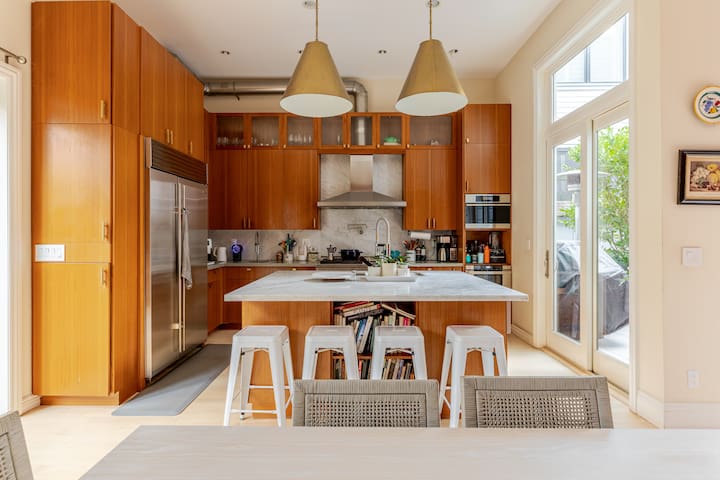 4-Bed Colorful Victorian gallery image 3