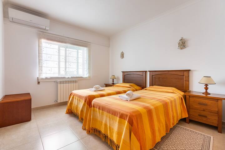 Segundo dormitorio con dos camas individuales.