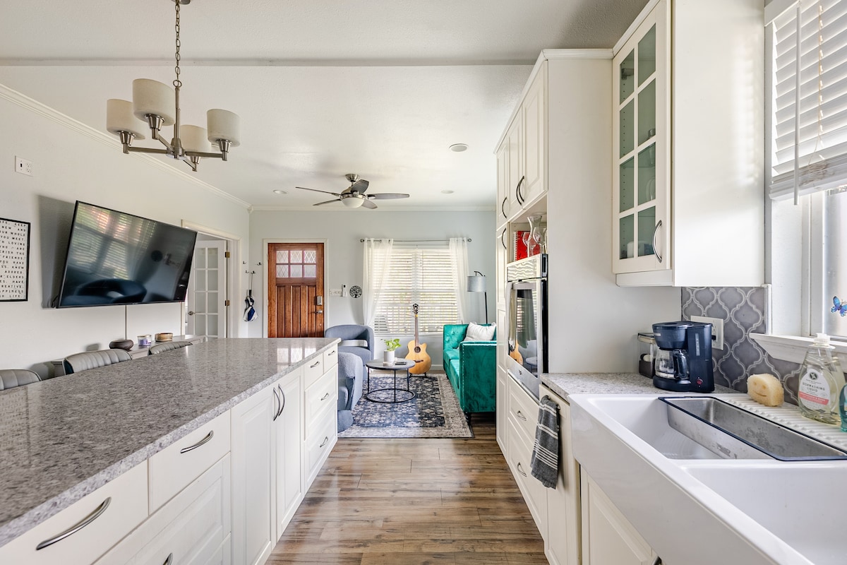 Relaxed East Austin Gem-Hot Tub & Backyard Retreat