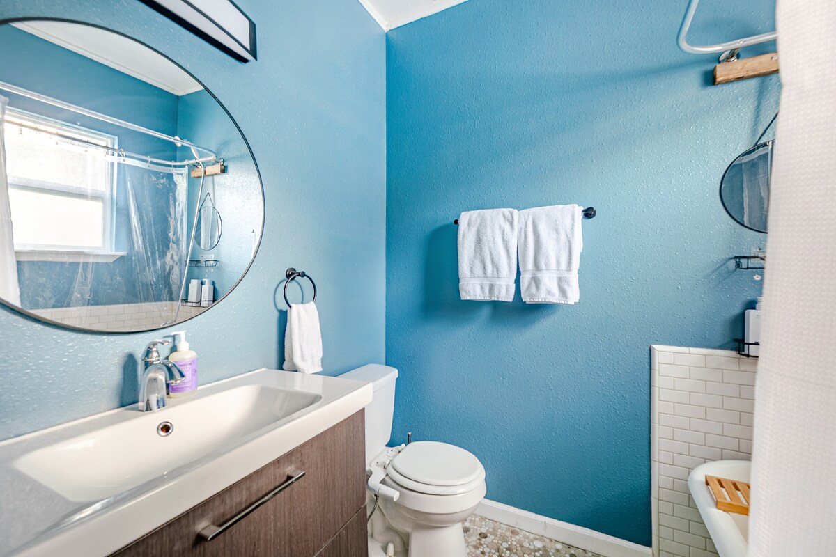 Relaxed East Austin Gem-Hot Tub & Backyard Retreat