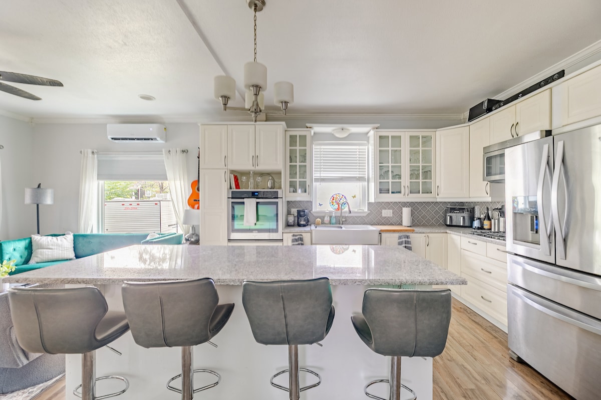 Relaxed East Austin Gem-Hot Tub & Backyard Retreat