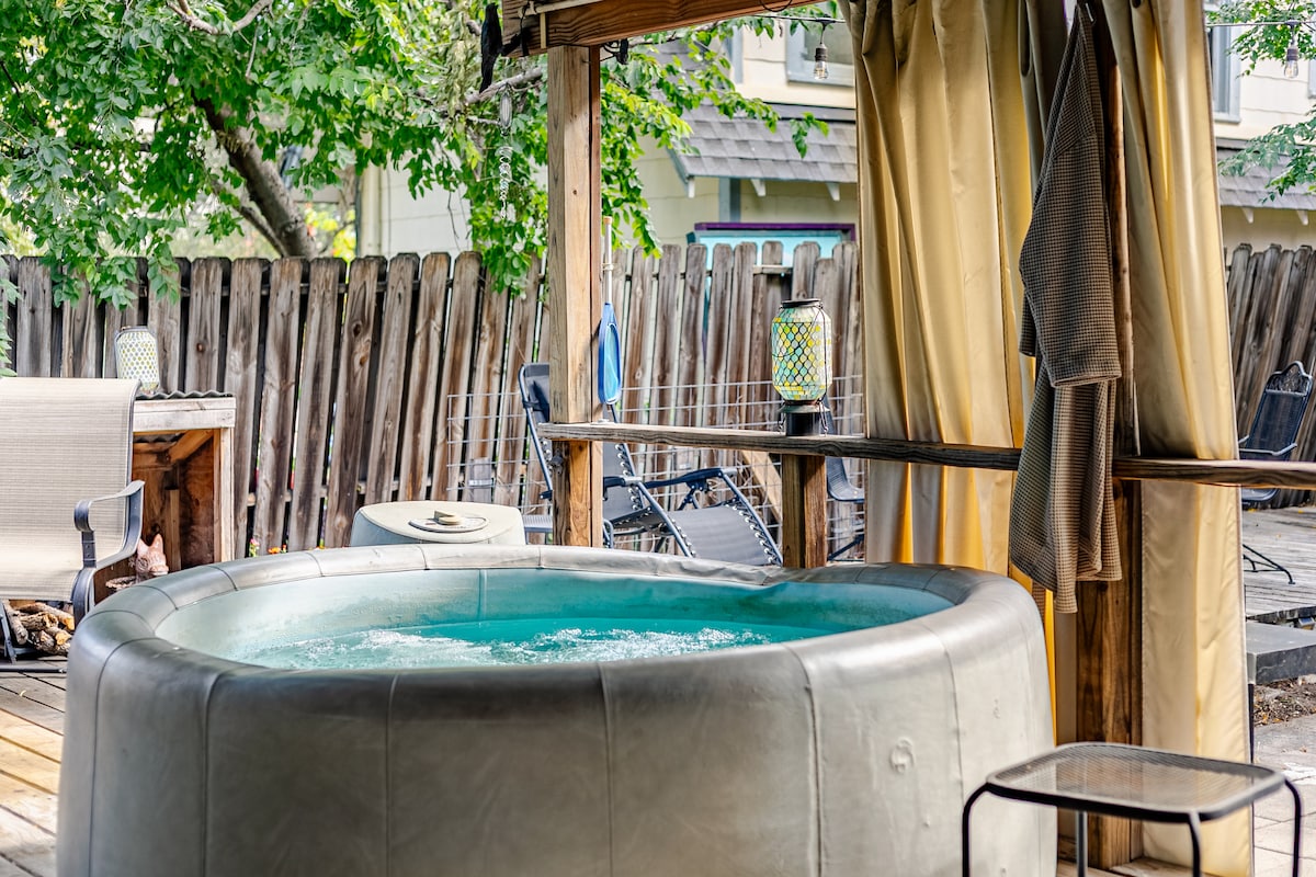 Relaxed East Austin Gem-Hot Tub & Backyard Retreat