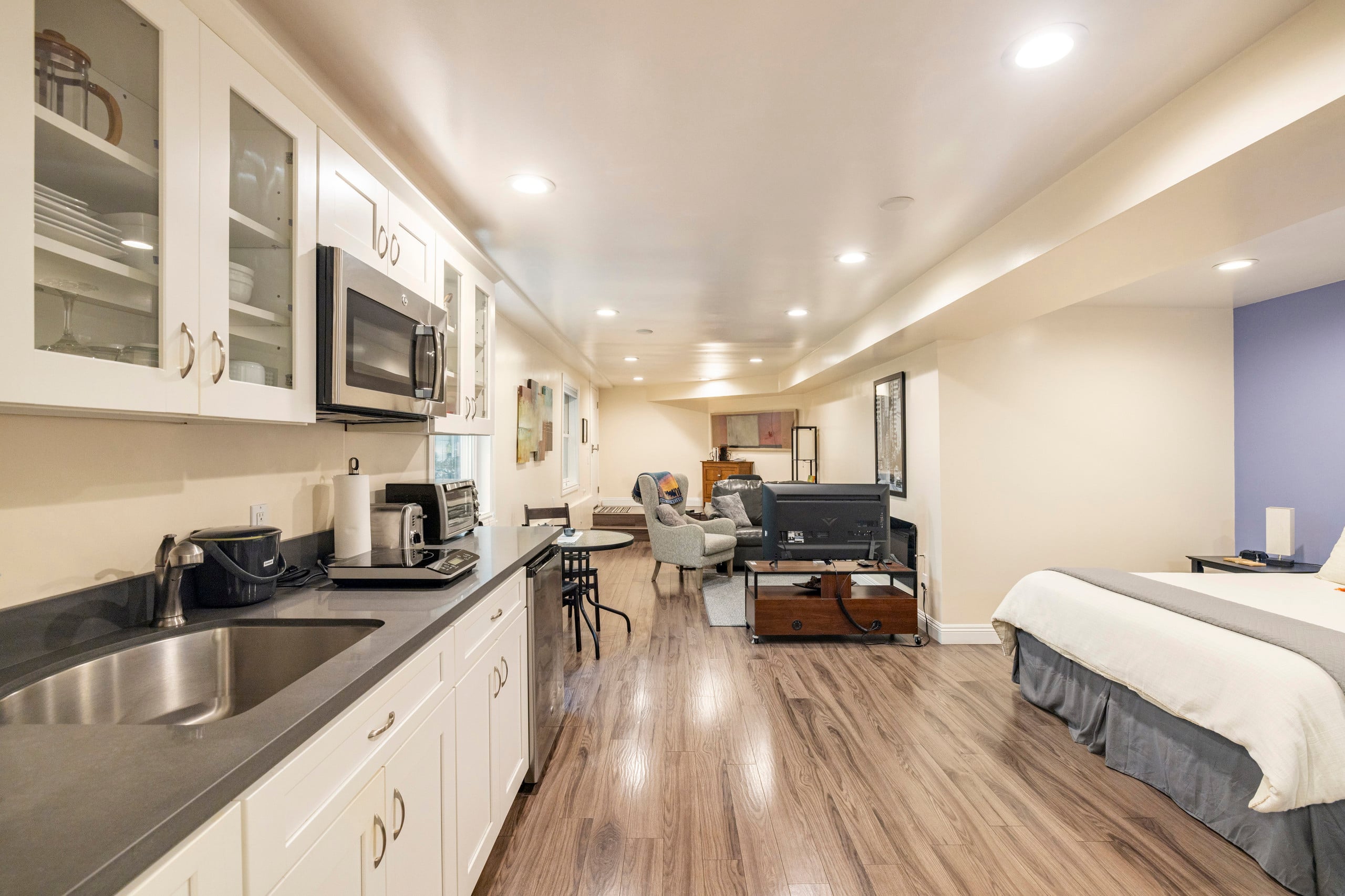 The Suite! Large cozy studio with private entrance - Image 11
