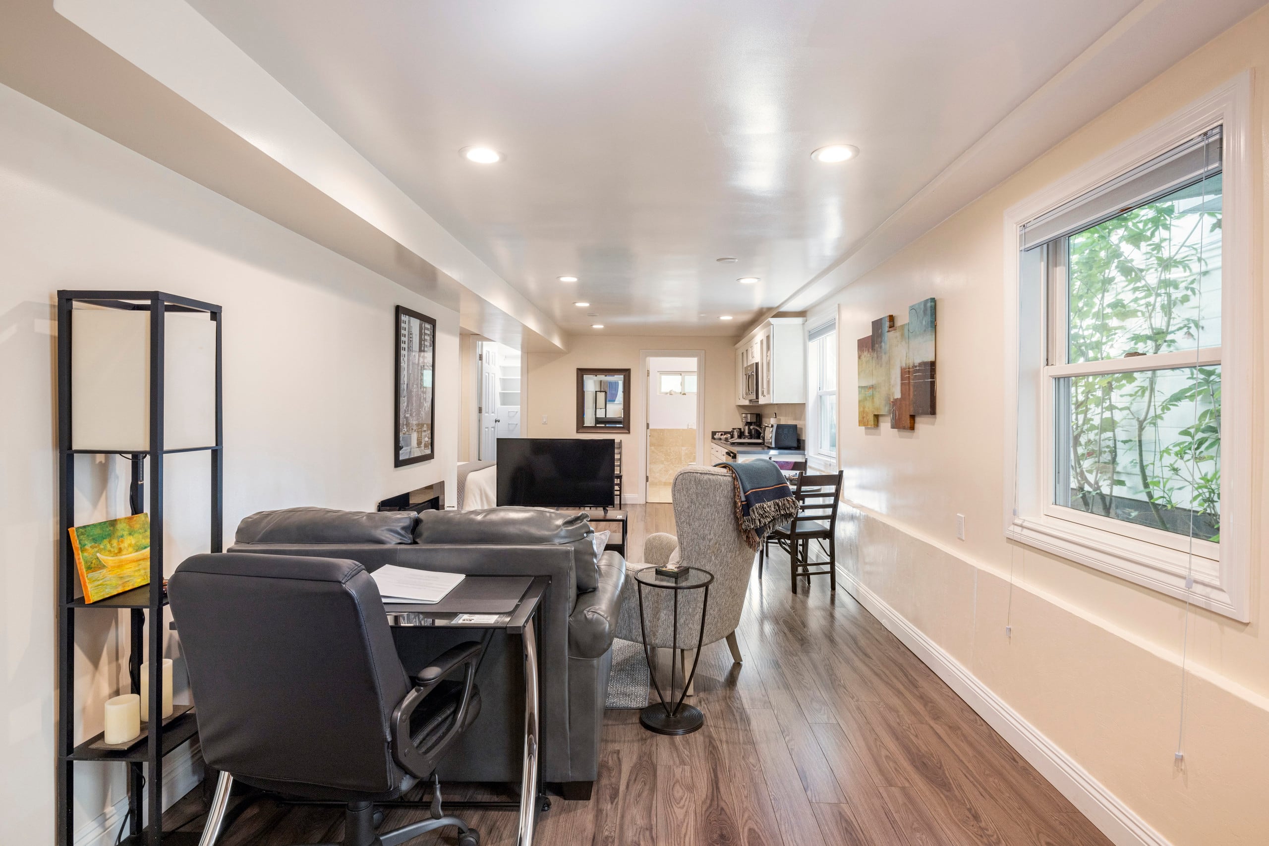 The Suite! Large cozy studio with private entrance - Image 41
