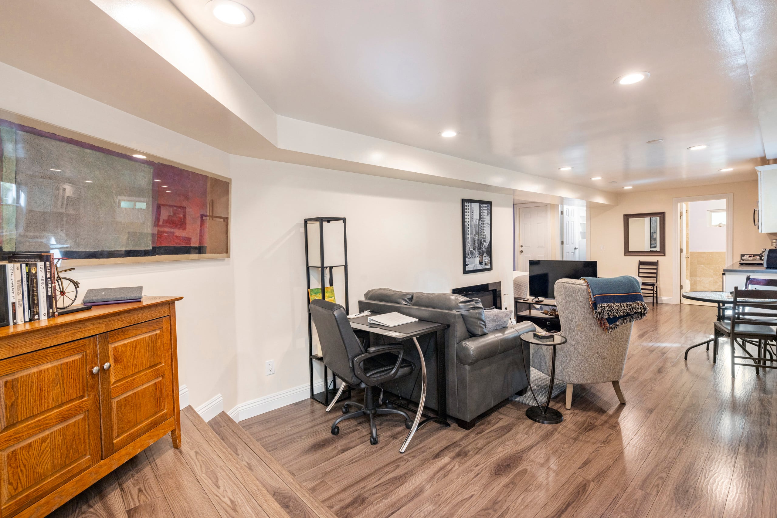 The Suite! Large cozy studio with private entrance - Image 6