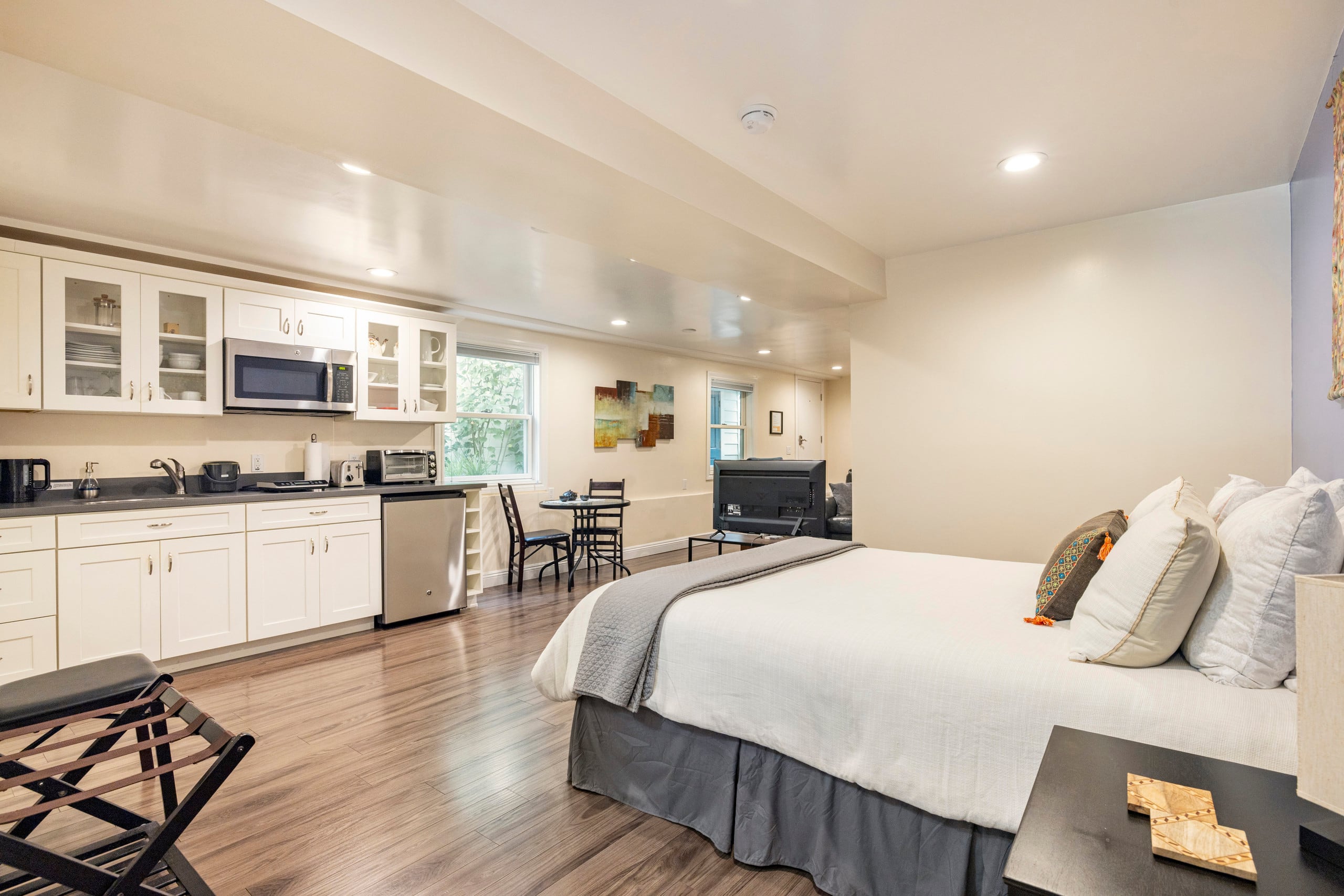 The Suite! Large cozy studio with private entrance - Image 31