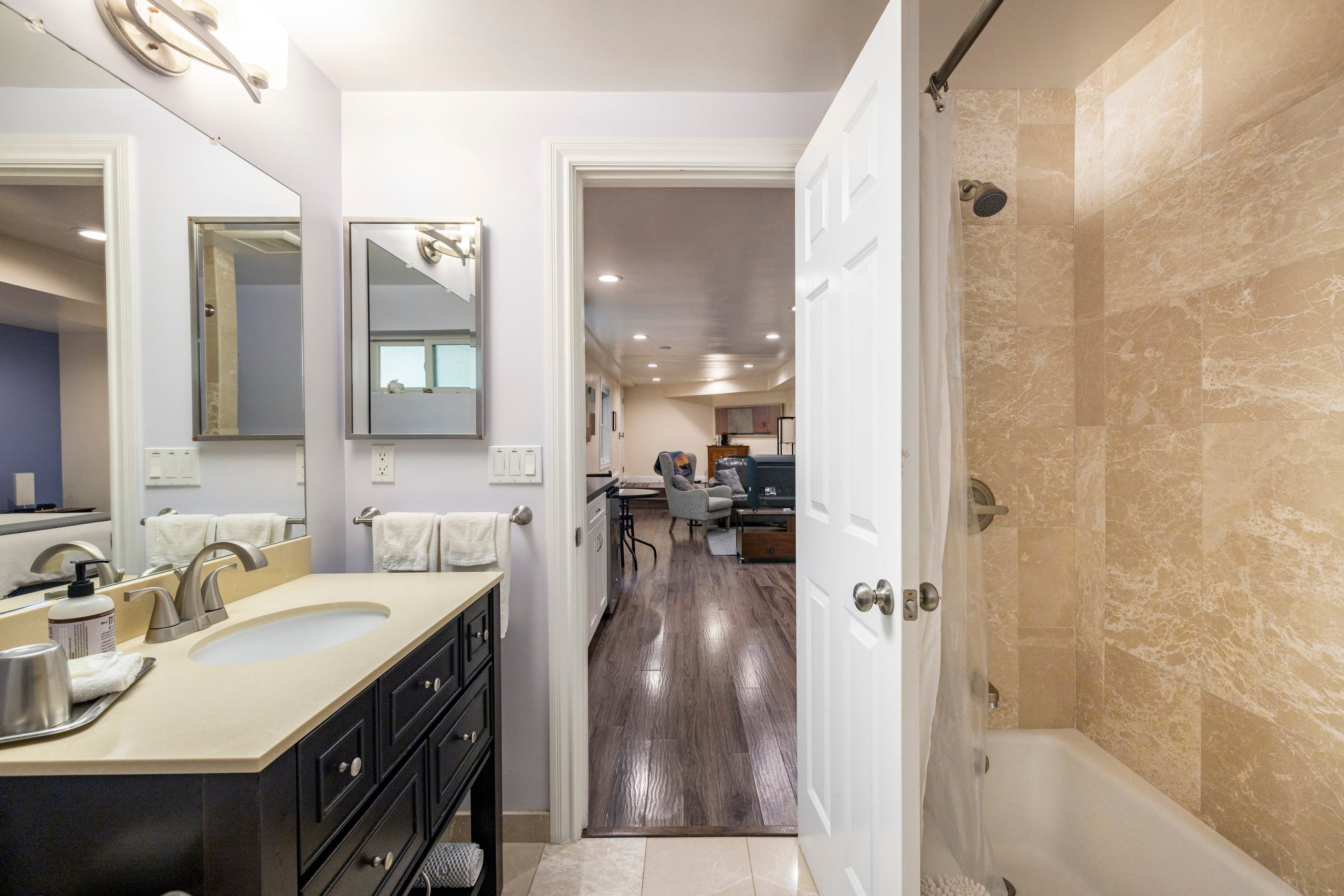The Suite! Large cozy studio with private entrance - Image 20