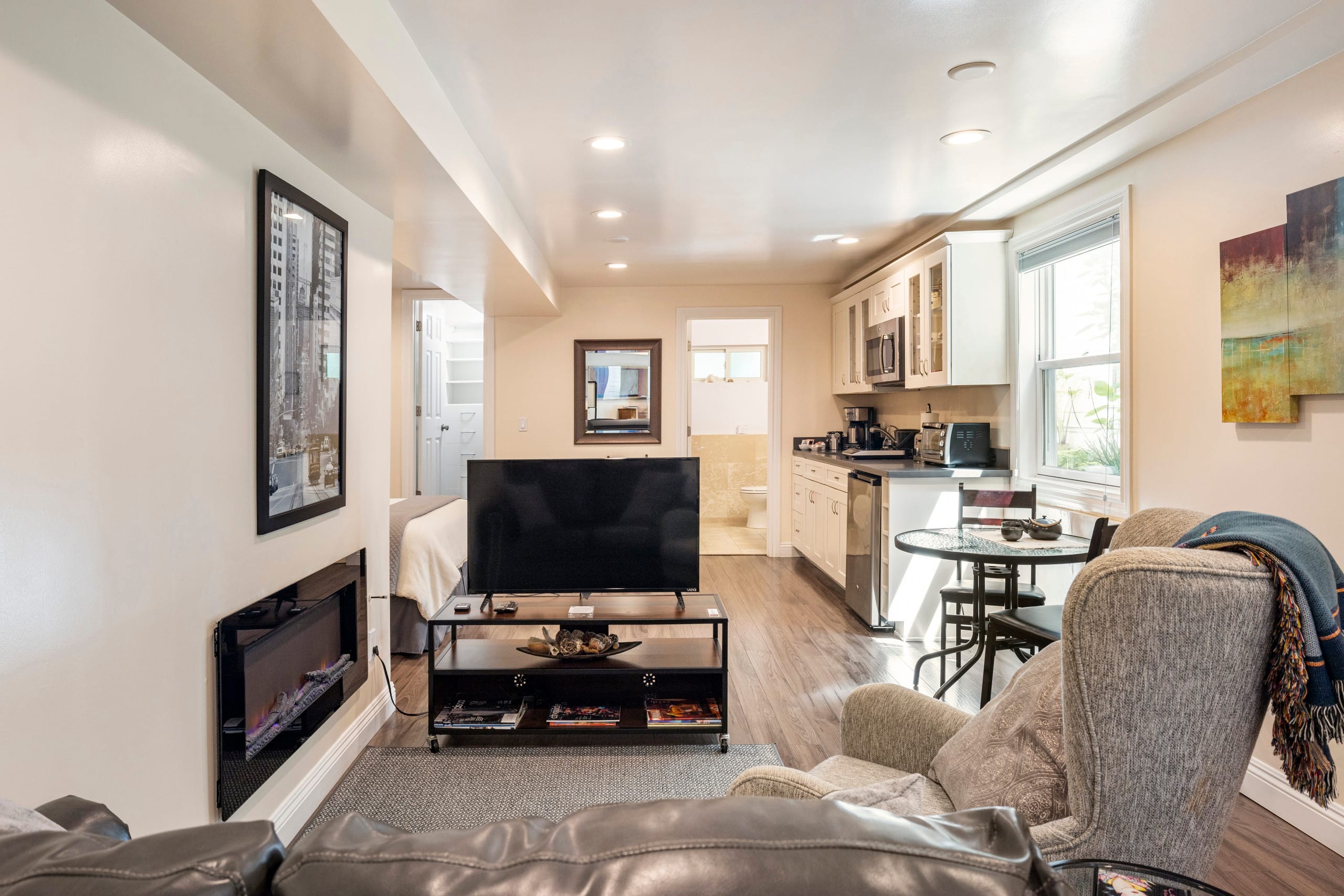 The Suite! Large cozy studio with private entrance - Image 5