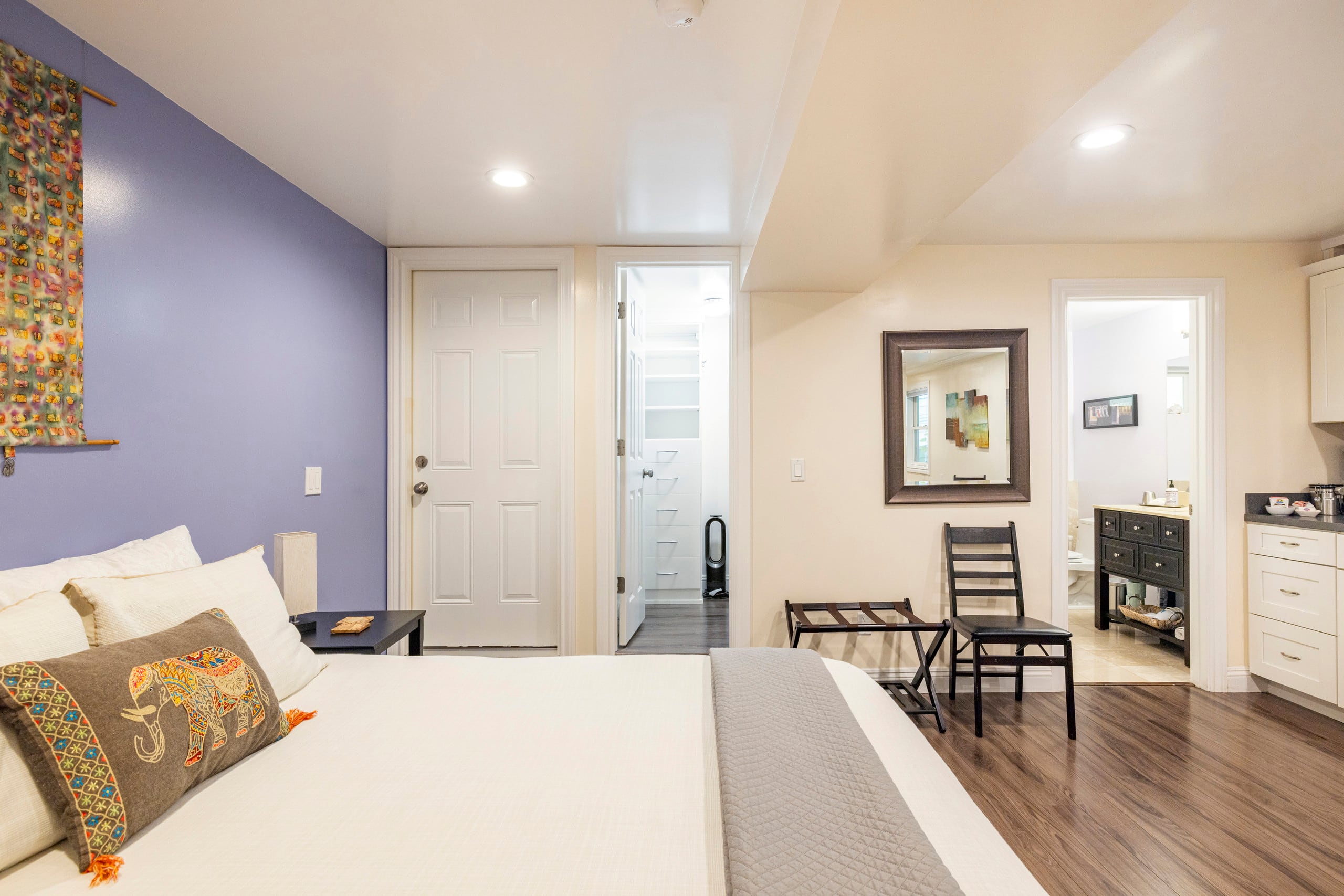 The Suite! Large cozy studio with private entrance - Image 33