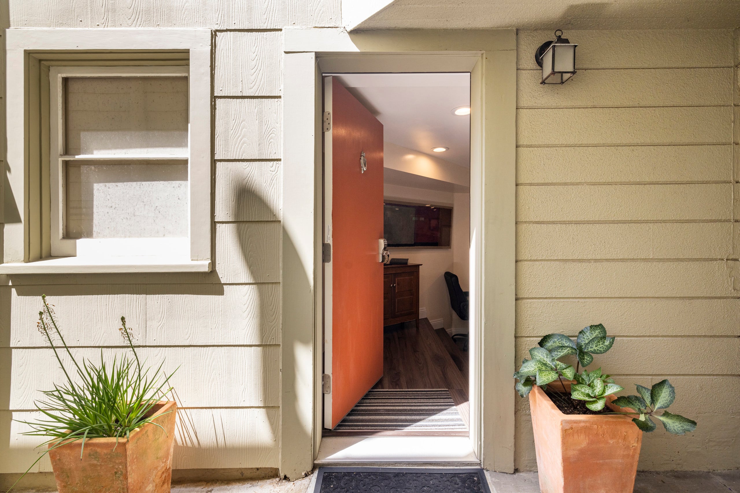 The Suite! Large cozy studio with private entrance - Image 40