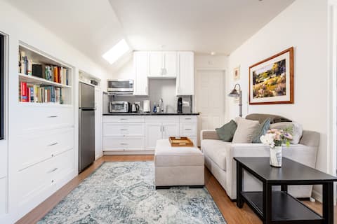 Quiet Studio: Private Entrance, Bath, Kitchenette