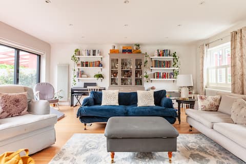 Top Airbnb: Large 4 bedroom 2.5 bath family house with garden in Claygate