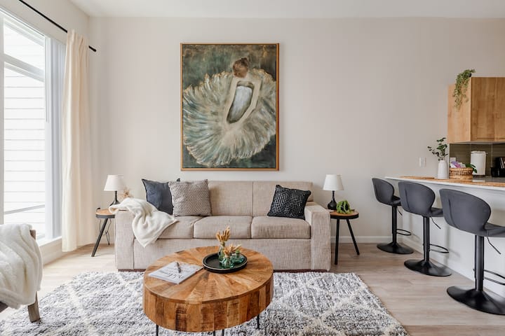 Stylish 1BR on I-Drive | Pool View + EV Charging