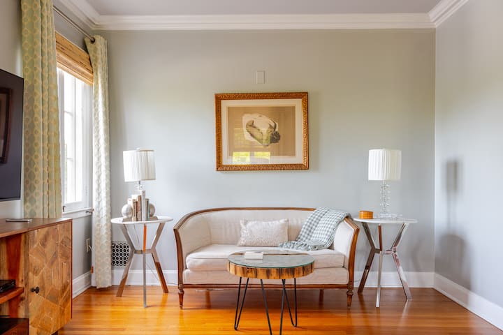 Spacious Hancock Park Guest Quarters