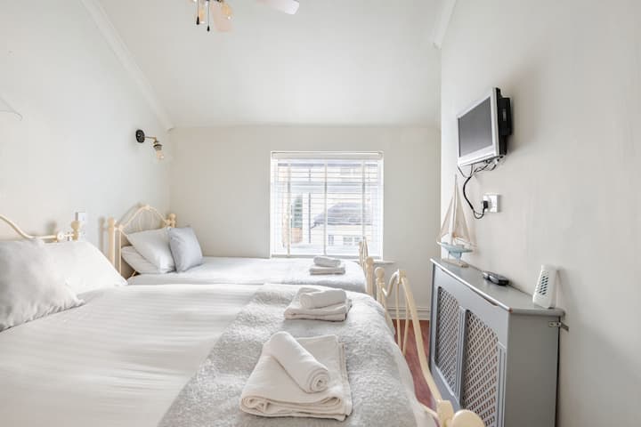 Втора спална соба со брачни и единечни кревети 