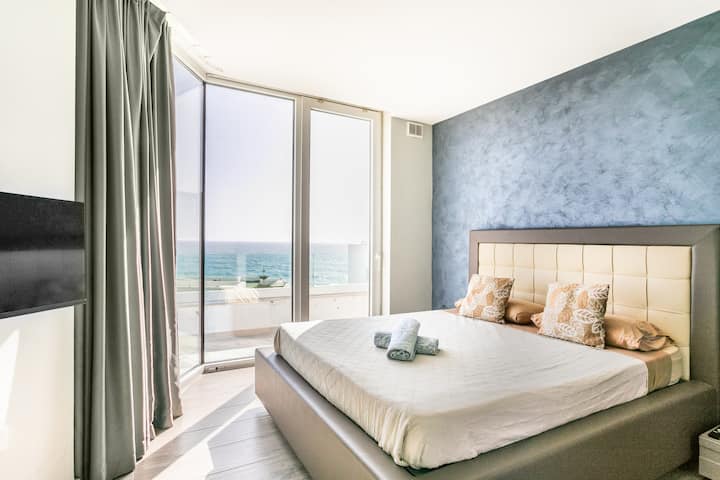 חדר שינה 4: נמצא בקומה השנייה. בחדר השינה הזה יש מיטת קינג סייז ומרפסת גג מקסימה עם נוף יפה לים. בחדר השינה הזה יש חדר רחצה צמוד אליו.