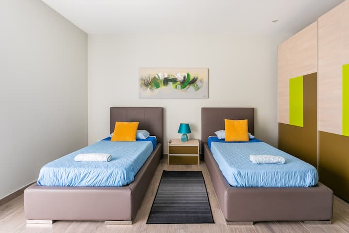 חדר שינה 3: נמצא בקומה הראשונה עם 2 מיטות יחיד. בחדר השינה הזה יש חדר רחצה צמוד ומרפסת קטנה שנהנית מנוף לים.