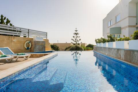 Resplendent Villa with an Infinity Pool and Billiards Room
