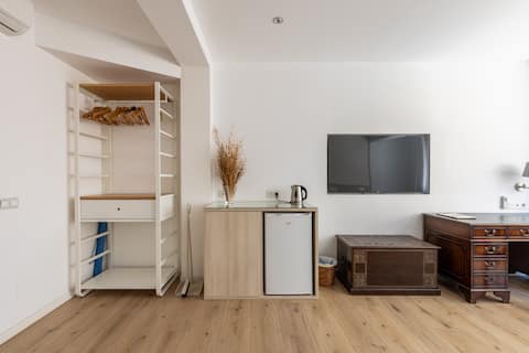 Propiedad de Airbnb exitosa: Large Bright Modern Studio in Málaga Soho en Soho